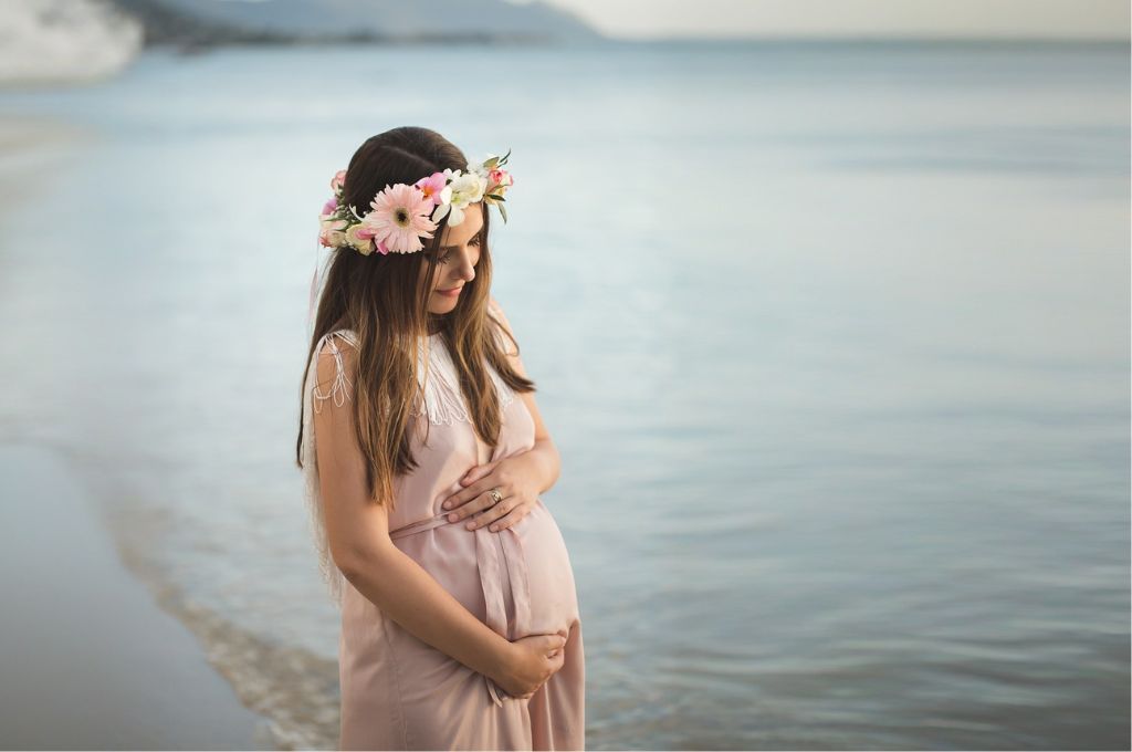 beautiful lady maternity photograph on beach